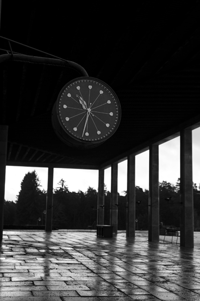 En klocka utanför Skogskrematoriet på Skogskyrkogården.