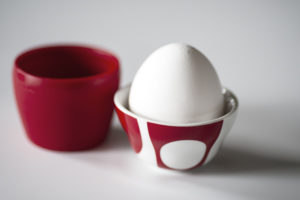 Äggkopp med fiffig huv, den funkar både som äggvärmare och skalfat.