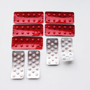 Nio kartor med tabletter. Fem röda och fyra vita. 