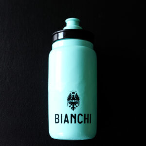 En mintgrön cykelflaska med Bianchis logotyp i svart. 