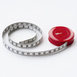 Ett måttband i en röd rulle, utdraget till 50 centimeter. 